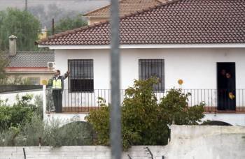 La Policía Nacional ha reanudado hoy los registros en la finca de las Quemadillas, propiedad de los abuelos paternos de los dos hermanos desaparecidos el 8 de octubre en Córdoba (Foto: EFE)