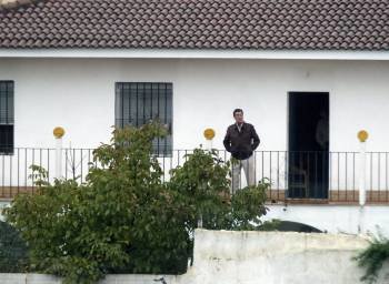 El abogado del padre de los niños desaparecidos en Córdoba, José María Sánchez de Puerta, dentro de la finca de las Quemadillas. (Foto: EFE)