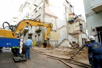 Una excavadora retiraba ayer por la mañana los últimos escombros en Villa Valencia. (Foto: MARCOS ATRIO)