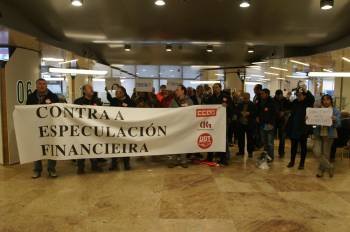 Los secretarios comarcales de UGT, CIG y CC.OO. encabezaron la protesta. (Foto: VICENTE)