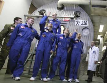Los seis astronautas de la misión Marte-500 sonríen en Moscú. (Foto: OLEG VOLOSHIN)