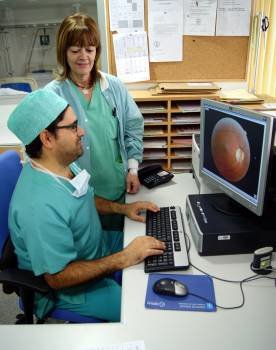 Dos especialistas en Oftalmología del CHUO, en la imagen, revisan una imagen del interior de un ojo, de teleconsulta.