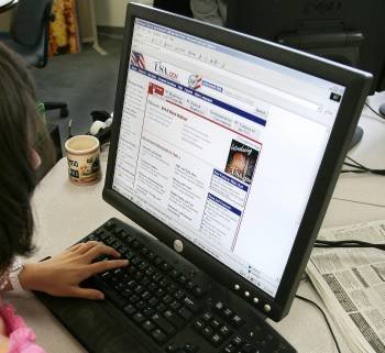 Una joven consulta una página de Internet desde su ordenador personal, un hábito que puede convertirse en adictivo.  (Foto: ARCHIVO)