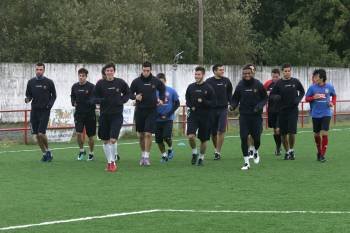 Los jugadores del CD Ourense, ayer durante el entrenamiento en el campo de fútbol de Maside. (Foto: MARCOS ATRIO)