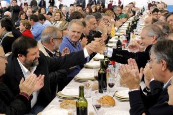 Caamaño felicita a Migel Cortizo durante un almuerzo con militantes en Oroso. (Foto: Lavandeira)