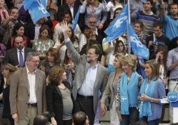Gallardón, Saenz de Santamaría, Rajoy, Cospedal, Esperanza Aguirre y Ana Mato rodeados de seguidores. (Foto: Ballesteros)