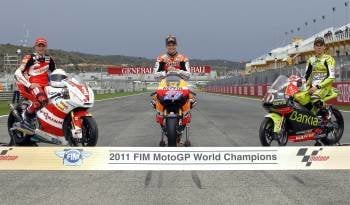 Imagen con los tres vencedores en el mundial de motociclismo (Foto: EFE)