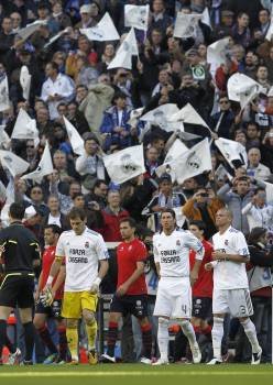 Los jugadores del Madrid saltaron al campo con camisetas de apoyo a su excompañero Cassano. (Foto: BALLESTEROS)