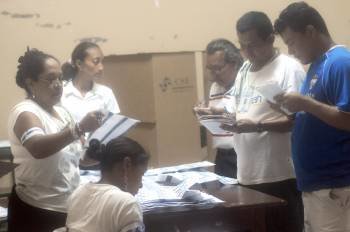 Miembros de un centro de votaciones cuentan sufragios  (Foto: EFE)