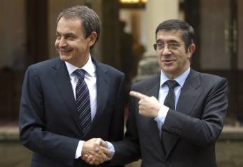 Partxi López recibe a Zapatero a su llegada al palacio de Ajuria Enea de Vitoria. (Foto: DAVID AGUILAR)