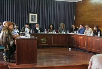 Los concejales, atentos a una intervención de Áurea Francisco, del BNG, a la izquierda. (Foto: MARCOS ATRIO)