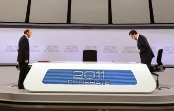 Los candidatos de PSOE y PP, Alfredo Pérez Rubalcaba y Mariano Rajoy , frente a frente momentos antes de iniciar el debate electoral (Foto: ALBERTO MARTÍN)