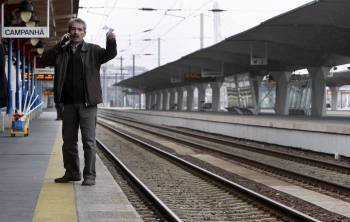 Un hombre espera un tren en la estación de Campanha en Oporto, Portugal (Foto: EFE)