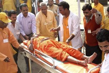  Una peregrina hindú herida recibe ayuda en la ciudad india de Haridwar (Foto: EFE)