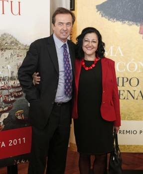 El ganador del premio Planeta 2011, Javier Moro, posa con la finalista de ese mismo galardón, Inma Chacón.