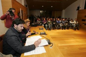 Una imagen del público asistente a la sesión extraordinaria de ayer en Allariz, con Miranda en primer término. (Foto: M.A.)