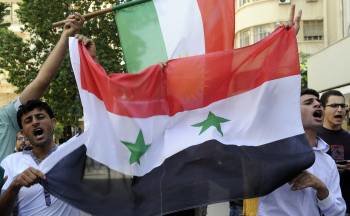 Manifestantes sirios, contrarios al régimen de Al Asad, protestan ante la embajada de Siria en Beirut.  (Foto: WAEL HAMZEH)
