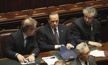 Berlusconi, entre sus ministros del Interior (i.) y de Reformas, en el Parlamento italiano. (Foto: ALEXANDRO DI MEO)