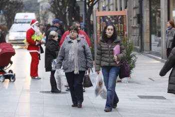 Dos mujeres ourensanas realizan sus compras en el centro de la ciudad la pasada Navidad. (Foto: JOSÉ PAZ)