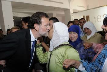 En la imagen Rajoy saluda a una melillense