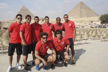  Los jugadores del Atlético de Madrid posan junto a las pirámides de Giza en El Cairo  (Foto: EFE)