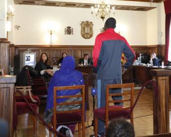 Un matrimonio de Gambia durante su comparecencia en el juicio que se ha iniciado hoy contra ambos, en la Audiencia Provincial de Teruel (Foto: EFE)
