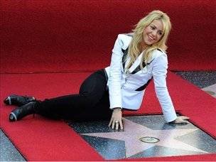 Shakira posa con su estrella de la fama en Hollywood