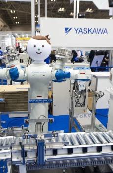 La empresa japonesa de fabricación de robots Yaskawa, presenta a su robot industrial 'Motoman', durante la Exhibición Internacional de Robots 2011, en Tokio, Japón (Foto: EFE)