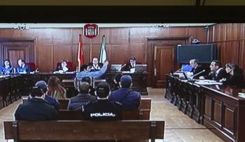 Imágen tomada del monitor de la sala de prensa de la Audiencia de Sevilla, durante la declaración del preso compañero de Miguel Carcaño (Foto: EFE)
