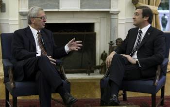 El presidente del Eurogrupo y primer ministro de Luxemburgo Jean-Claude Juncker (i)charla con el primer ministro de Portugal Pedro Passos Coelho (Foto: EFE)
