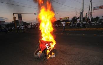 Una bandera del Frente Sandinista de Liberación es quemada por partidarios del opositor Partido Liberal Independiente  (Foto: efe)