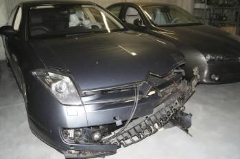 Estado del vehículo en el que viajaba Feijóo, después de chocar con dos jabalíes.  (Foto: ANTÍA FUENTES)