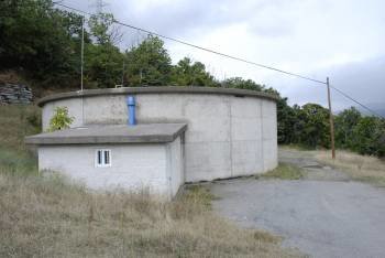 El depósito de agua de Vales fue construido en el año 2002 y nunca llegó a ser utilizado (Foto: LUIS BLANCO)