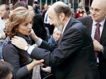 El candidato del PSOE, Alfredo Pérez Rubalcaba, saluda a Natividad Rodríguez, viuda del socialista asesinado por ETA, Fernando Buesa