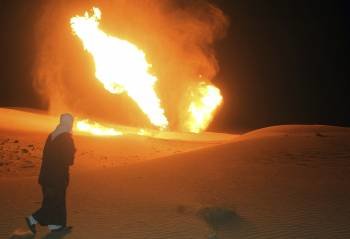 Un hombre observa las columnas de fuego que se elevan tras una nueva explosión en un gasoducto en Al Arish, capital de la península del Sinaí (Egipto) (Foto: EFE)