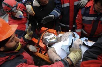 rabajadores de los servicios de rescate encuentran con vida a una de las víctimas del derrumbamiento de un hotel tras el terremoto registrado en Van, este de Turquía (Foto: EFE)