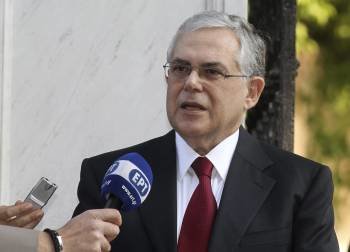  Lucas Papademos, nuevo primer ministro de Grecia, atiende a los medios en el palacio presidencial griego, en Atenas