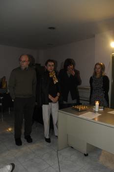 Miembros de la directiva del Ateneo reunidos a la luz de las velas. (Foto: MARTIÑO PINAL)