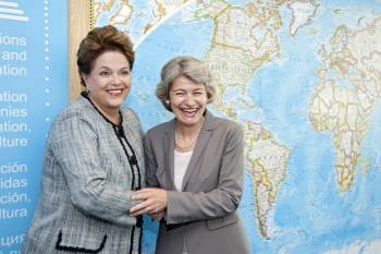 La presidenta de Brasil, Dilma Rousseff acompañada de la directora de la Unesco, Irina Bokova.  (Foto: UNESCO)