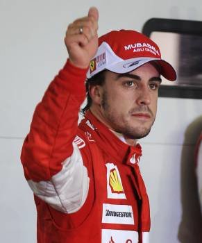El piloto español Fernando Alonso hace el signo de todo está bien. 