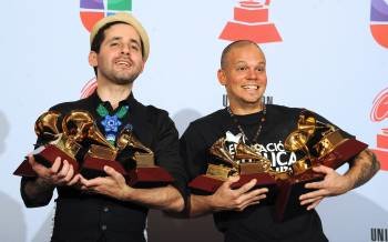El dúo puertorriqueño Calle 13, René 'Residente' Pérez (d) y Eduardo 'Visitante' Cabra (i) posan con los galardones obtenidosen la entrega de la XII Premios Grammy Latinos en Las Vegas.EFE