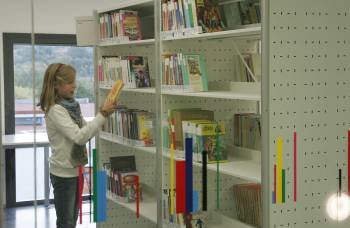 La nueva biblioteca celanovesa, ubicada en el Auditorio Municipal Ilduara, ofrece más de 7.000 títulos.  (Foto: MARCOS ATRIO)