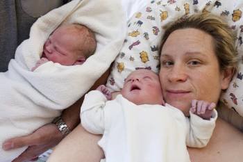 Sabine Willems, posando con sus dos gemelos, nacidos a las 11,11 horas de ayer, 11, del 11 del 2011. (Foto: ROLF VENNENBERND)
