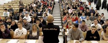Un grupo de opositores en Madrid al inicio del examen en la Universidad Complutense. (Foto: JUANJO MARTÍN)
