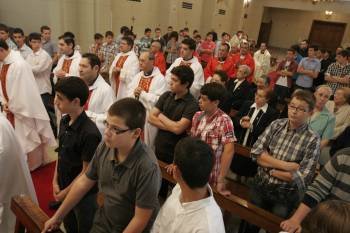 Sacerdotes, seminaristas y familiares, en el reciente acto de inicio de curso en el el seminario. (Foto: X. FARIÑAS)