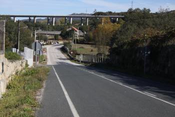 Las obras en la carretera OU-0108 se concentran en la parroquia alaricana de Requeixo de Valverde. (Foto: J.B.)