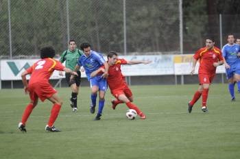 Felipe, autor del primer gol del partido, intenta frenar el avance del celanovés Ricardo. (Foto: MARTIÑO PINAL)