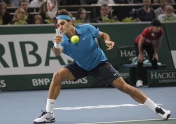 Federer devuelve apuradamente una bola durante la final ante Tsonga. (Foto: HORACIO VILLALOBOS)