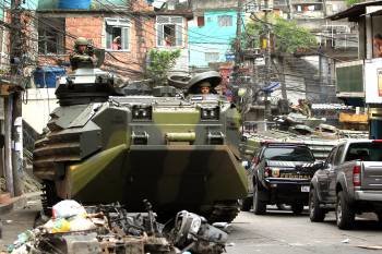 Un blindado del ejército entra en la Rocinha, la principal favela de Río. (Foto: MACELA SAYAO)