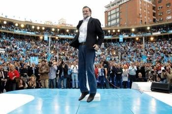Rajoy salta ante miles de seguidores en el mitin de Valencia